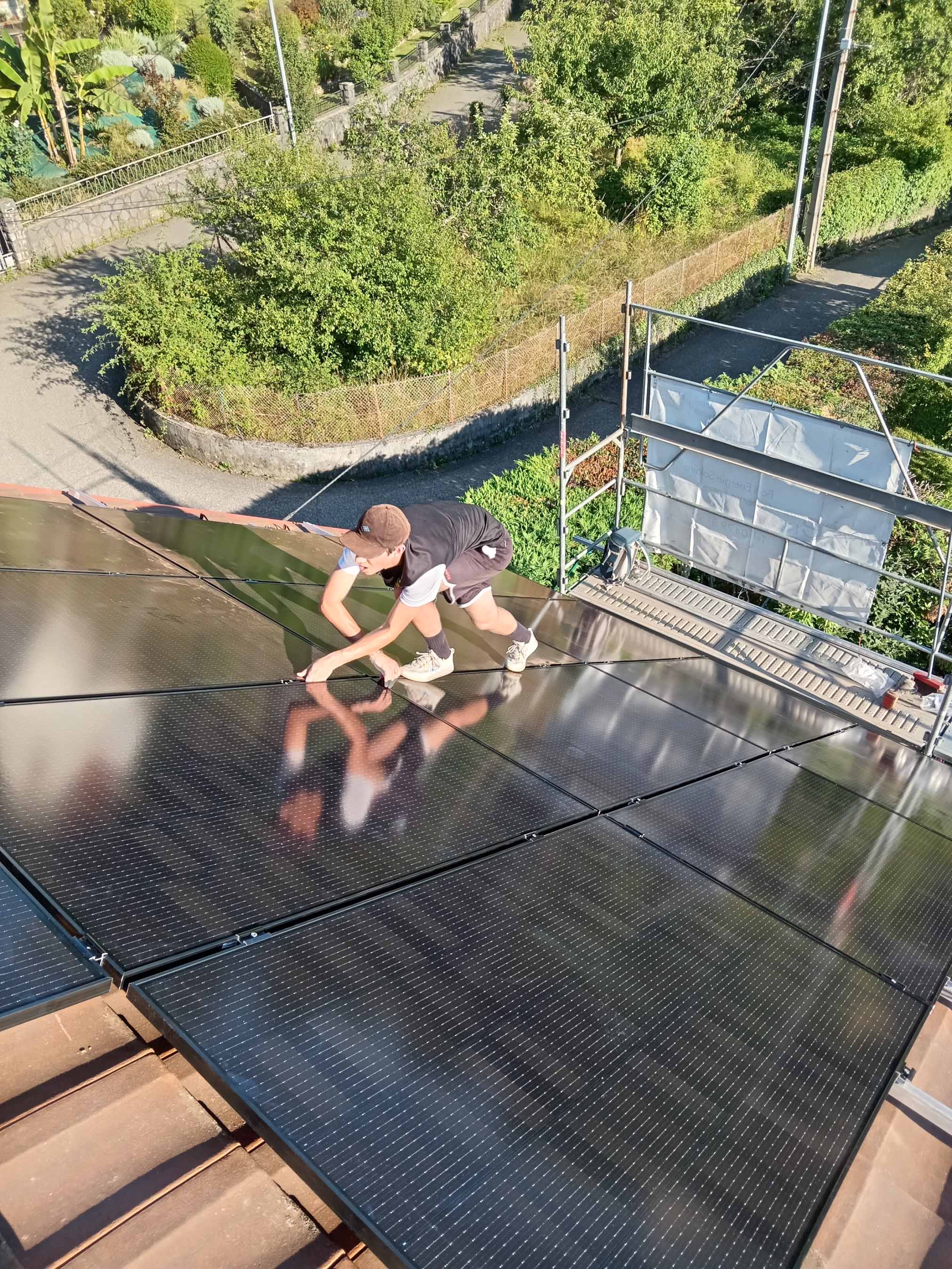 Technicien installant des panneaux photovoltaïques sur toiture en Savoie – BES Systèmes ENR